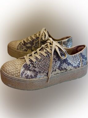 Vince Camuto Calitrie Gold Metallic Snakeskin Lace-Up Platform Sneakers 8.5
